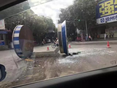 交通崗?fù)ぁ皺M躺”馬路上，究竟怎么回事？