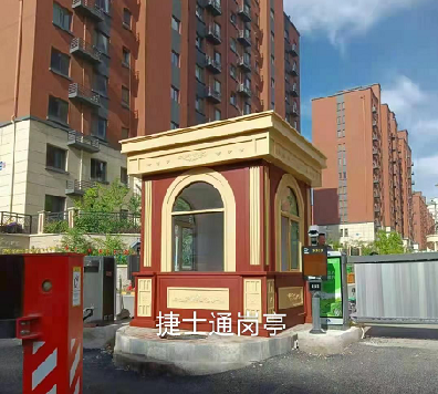 前方什么這么晃眼？哎呦，竟然是新型亮眼的保安亭