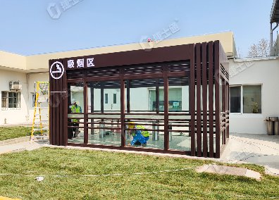 捷士通設(shè)計(jì)和生產(chǎn)的吸煙亭適用于工廠內(nèi)部，為員工提供一個(gè)方便的吸煙場(chǎng)所